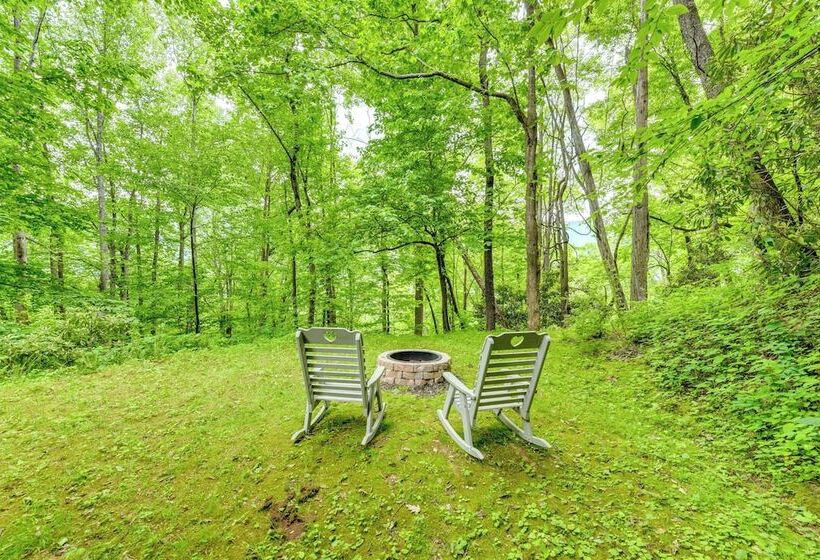 Serene Maggie Valley Retreat W/ Deck & Hot Tub!