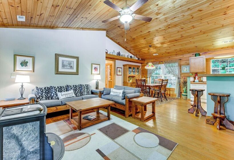 Serene Maggie Valley Retreat W/ Deck & Hot Tub!