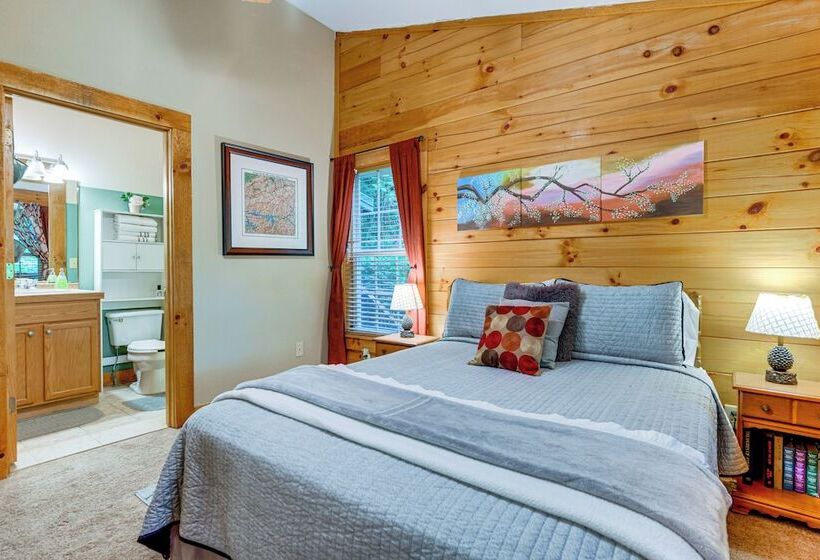 Serene Maggie Valley Retreat W/ Deck & Hot Tub!