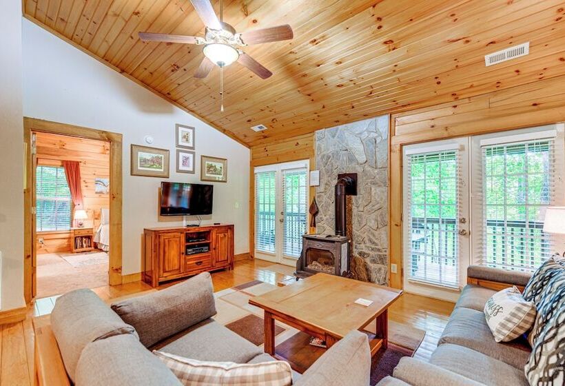 Serene Maggie Valley Retreat W/ Deck & Hot Tub!