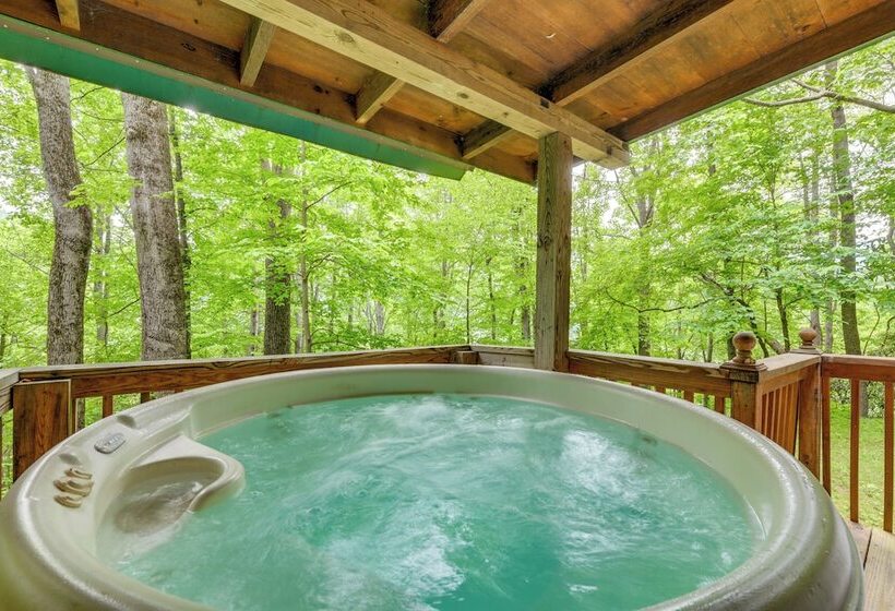 Serene Maggie Valley Retreat W/ Deck & Hot Tub!