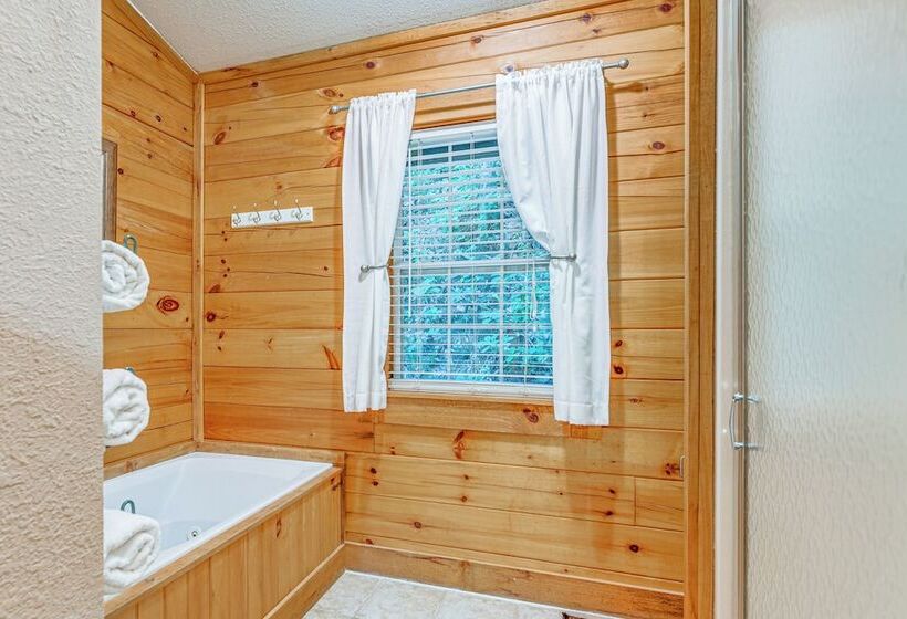 Serene Maggie Valley Retreat W/ Deck & Hot Tub!