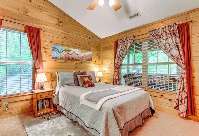 Serene Maggie Valley Retreat W/ Deck & Hot Tub!