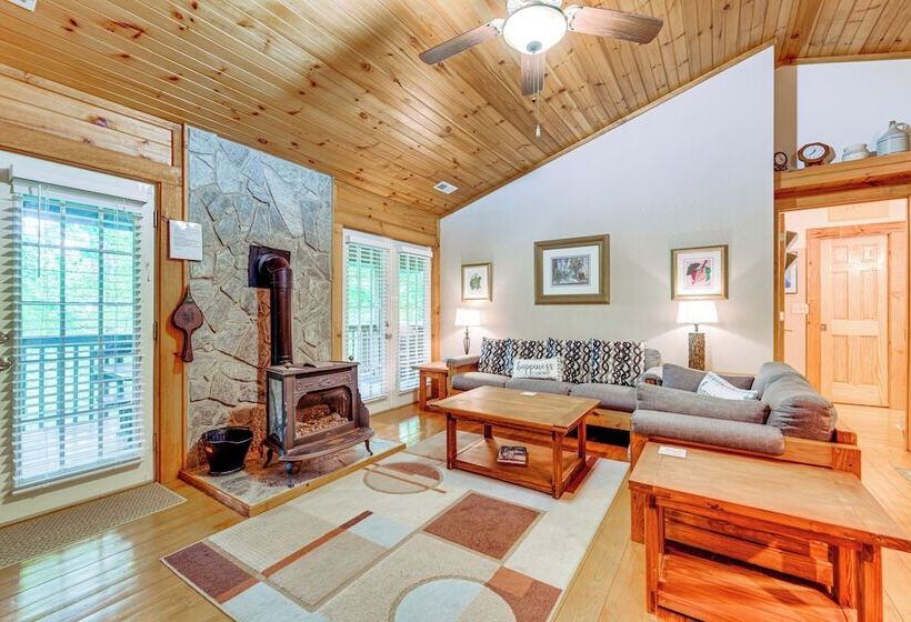 Serene Maggie Valley Retreat W/ Deck & Hot Tub!