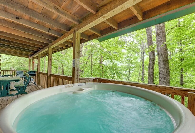 Serene Maggie Valley Retreat W/ Deck & Hot Tub!