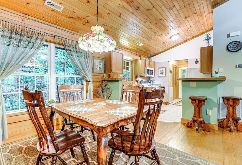 Serene Maggie Valley Retreat W/ Deck & Hot Tub!