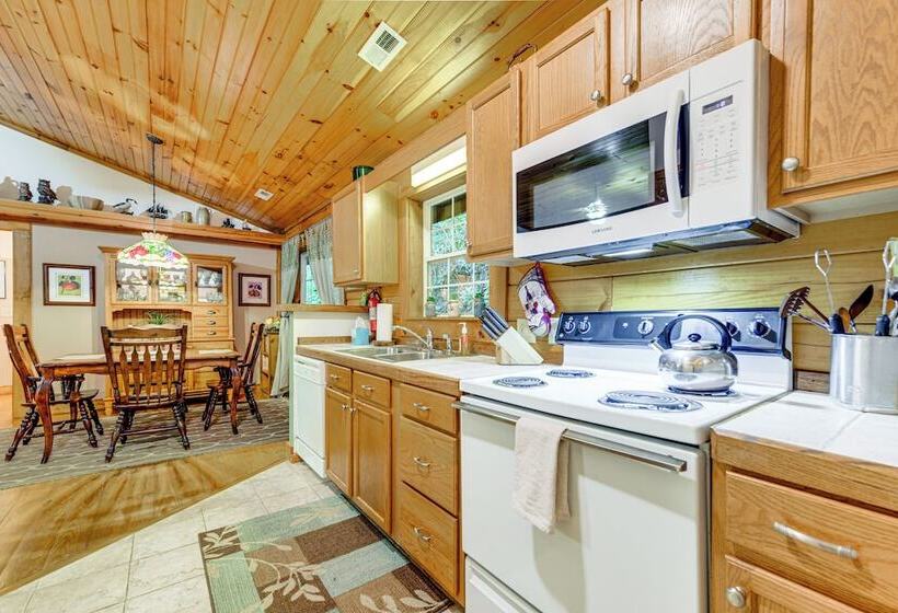 Serene Maggie Valley Retreat W/ Deck & Hot Tub!