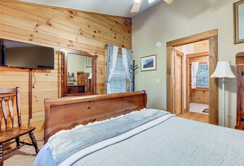 Serene Maggie Valley Retreat W/ Deck & Hot Tub!