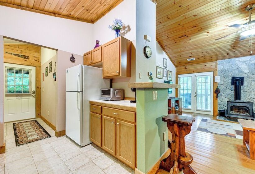 Serene Maggie Valley Retreat W/ Deck & Hot Tub!