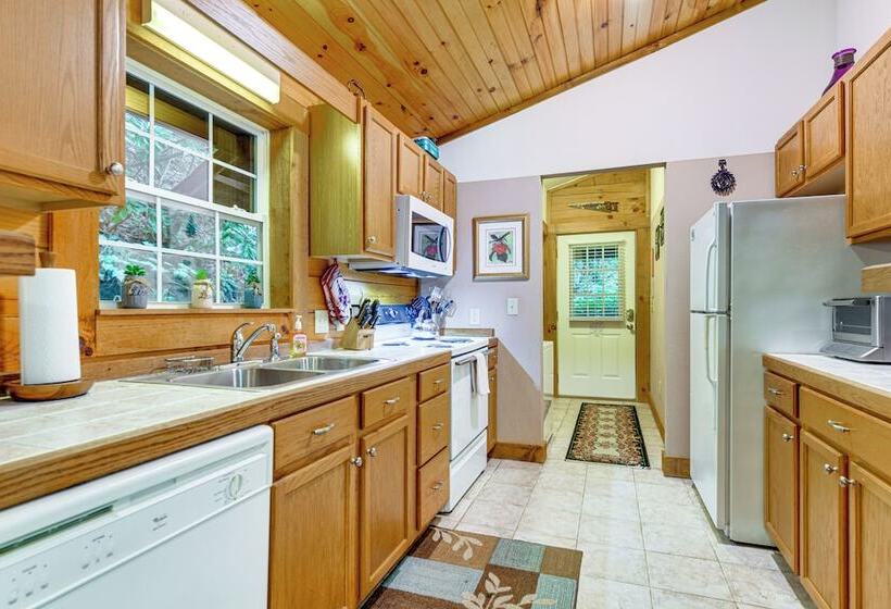 Serene Maggie Valley Retreat W/ Deck & Hot Tub!