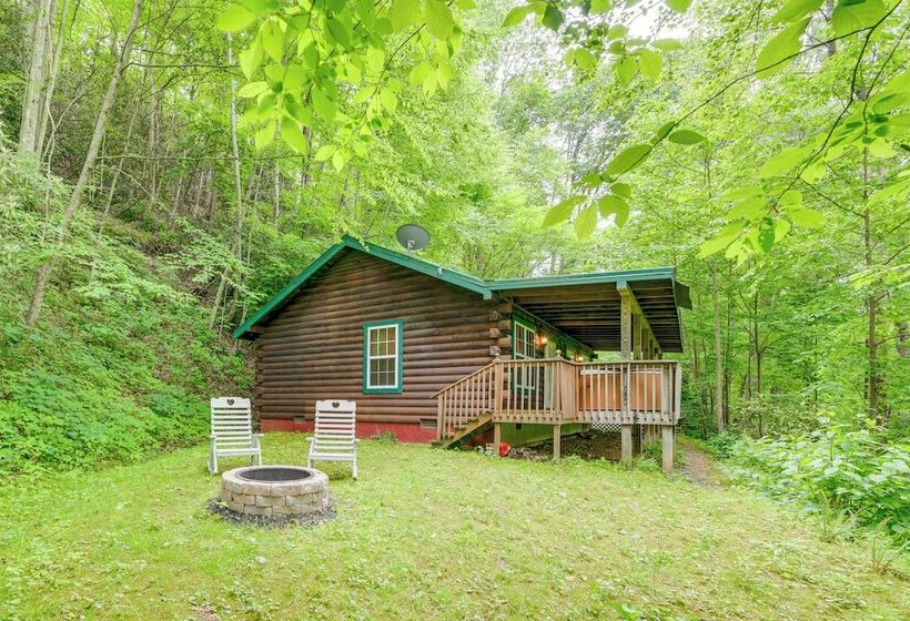 Serene Maggie Valley Retreat W/ Deck & Hot Tub!