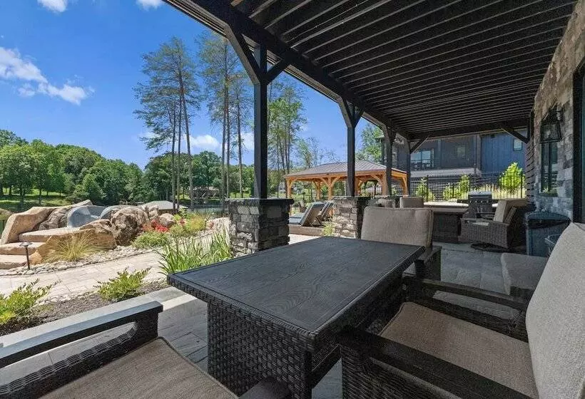 The Lodges Avantstay Lakefront, Sleeps 66 Pools, Docks, Theaters, Views