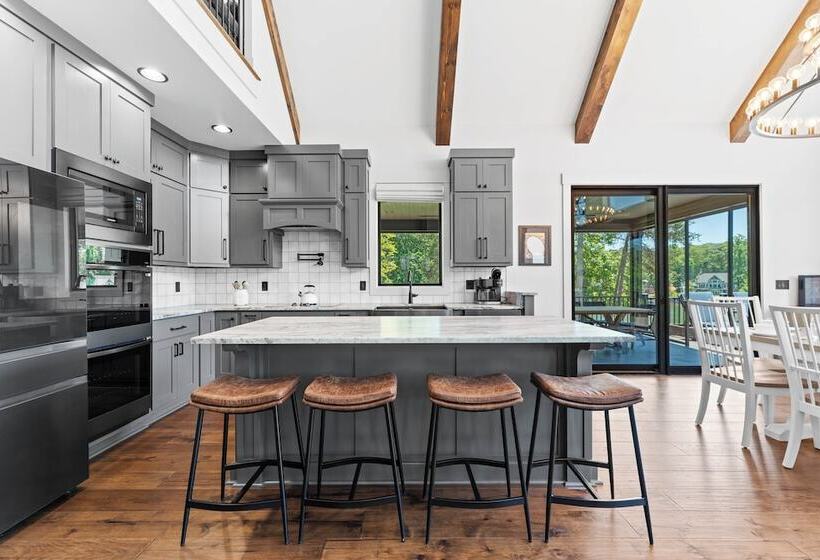 The Lodges Avantstay Lakefront, Sleeps 66 Pools, Docks, Theaters, Views