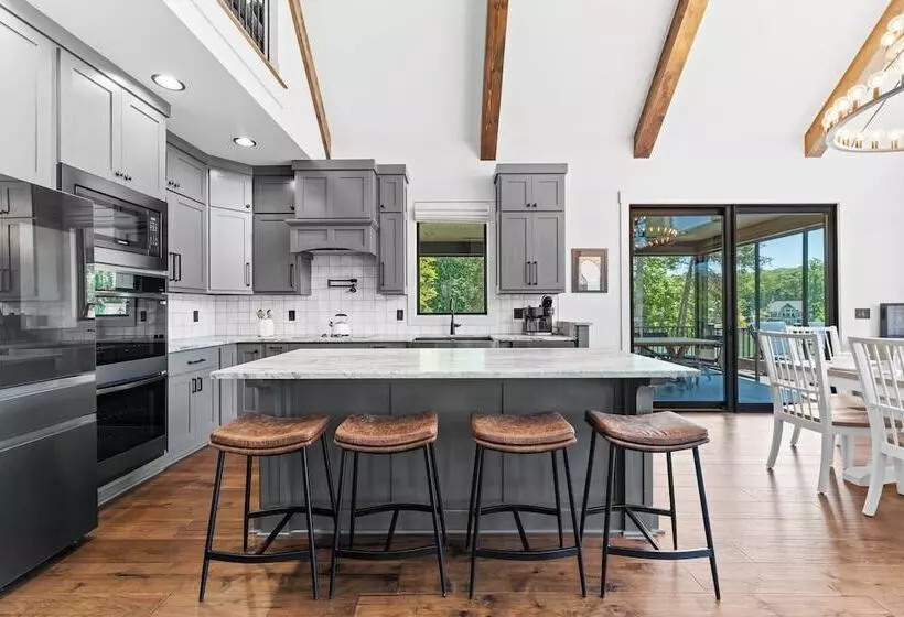 The Lodges Avantstay Lakefront, Sleeps 66 Pools, Docks, Theaters, Views