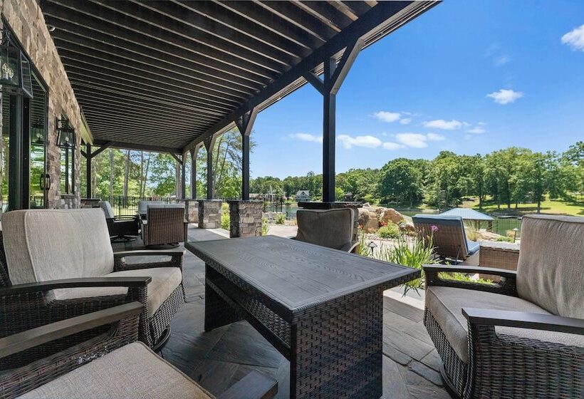 The Lodges Avantstay Lakefront, Sleeps 66 Pools, Docks, Theaters, Views