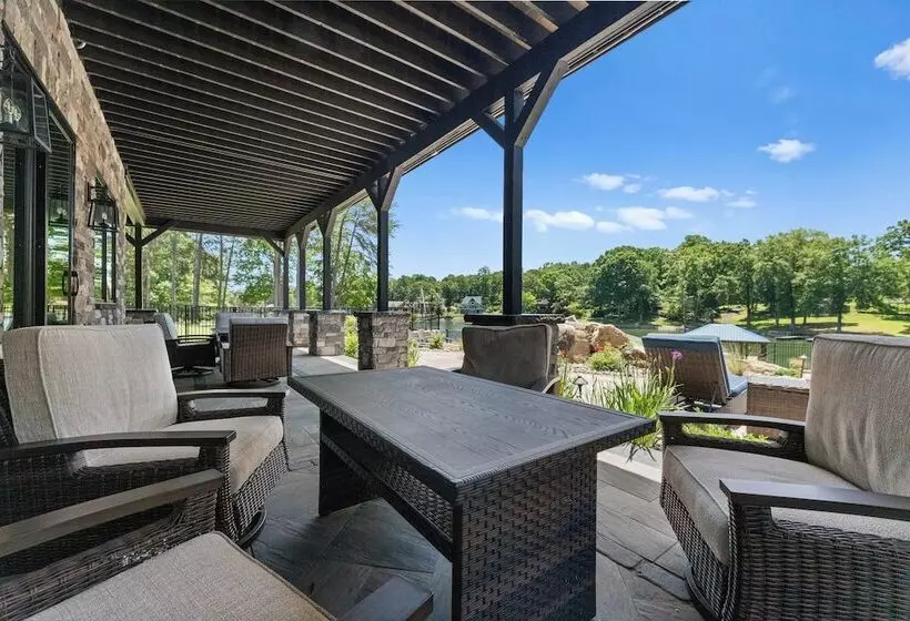 The Lodges Avantstay Lakefront, Sleeps 66 Pools, Docks, Theaters, Views