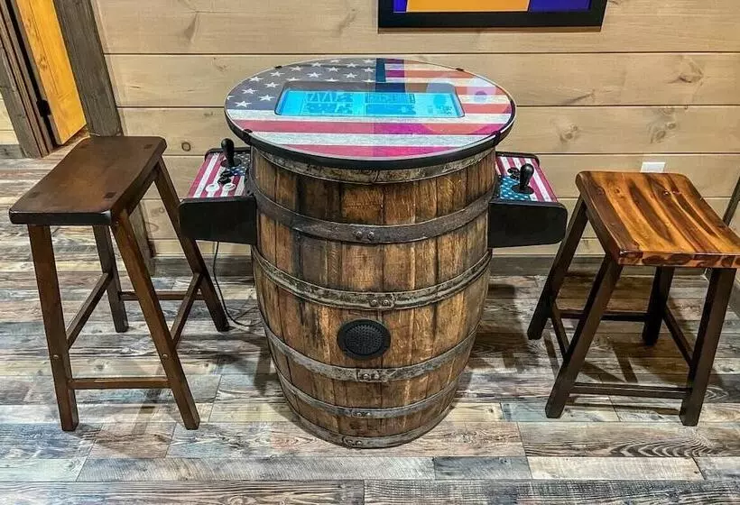 The Wacky Woodpecker By Avantstay Game Room, Private Hot Tub, & Pool Access!