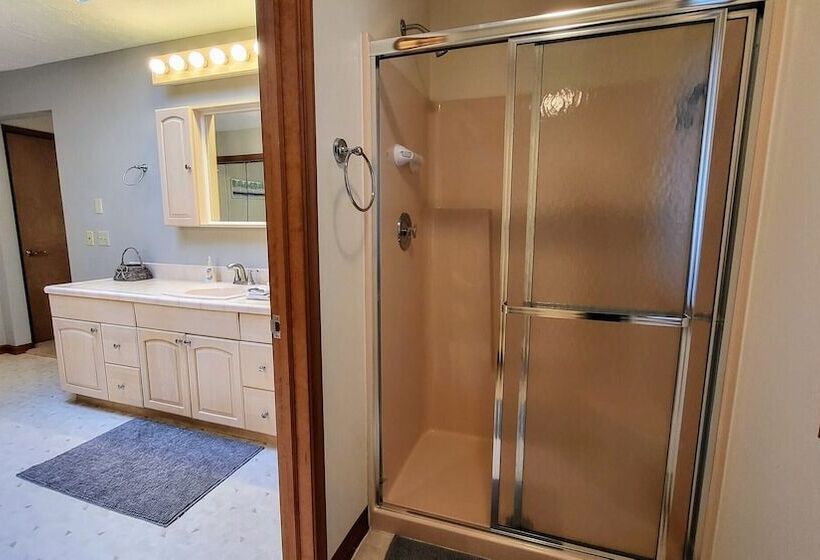 Tranquil Waterside By Avantstay Lakefront + Dock, Game Room, Views