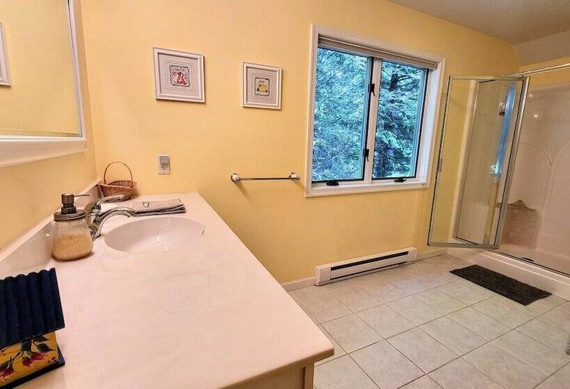 Tranquil Waterside By Avantstay Lakefront + Dock, Game Room, Views