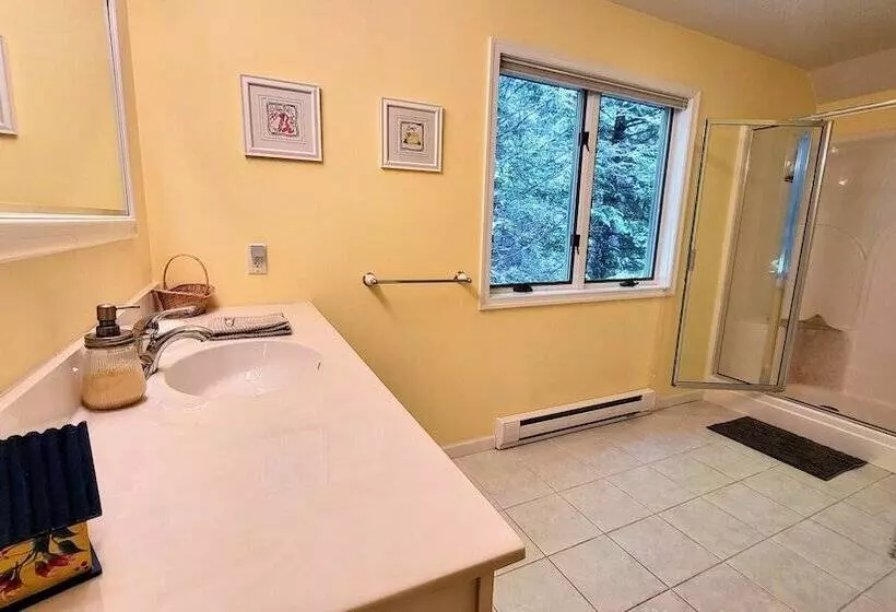 Tranquil Waterside By Avantstay Lakefront + Dock, Game Room, Views