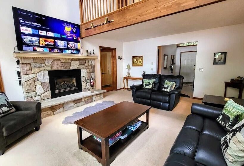 Tranquil Waterside By Avantstay Lakefront + Dock, Game Room, Views