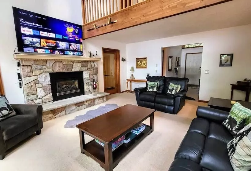 Tranquil Waterside By Avantstay Lakefront + Dock, Game Room, Views