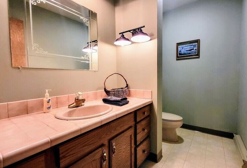 Tranquil Waterside By Avantstay Lakefront + Dock, Game Room, Views