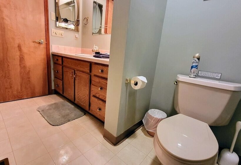 Tranquil Waterside By Avantstay Lakefront + Dock, Game Room, Views