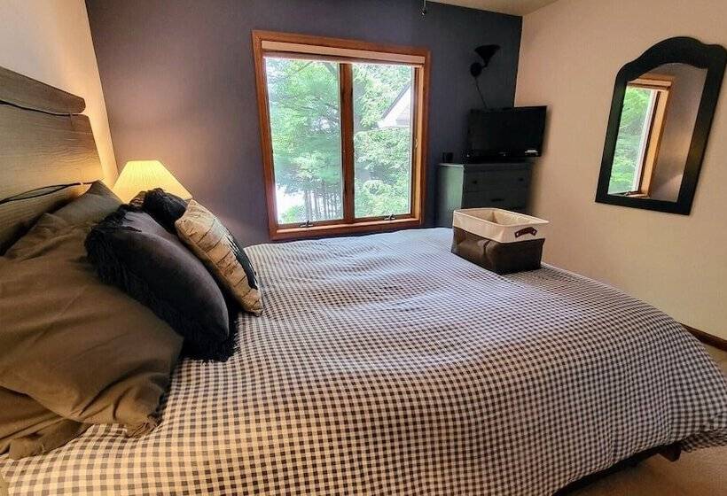 Tranquil Waterside By Avantstay Lakefront + Dock, Game Room, Views