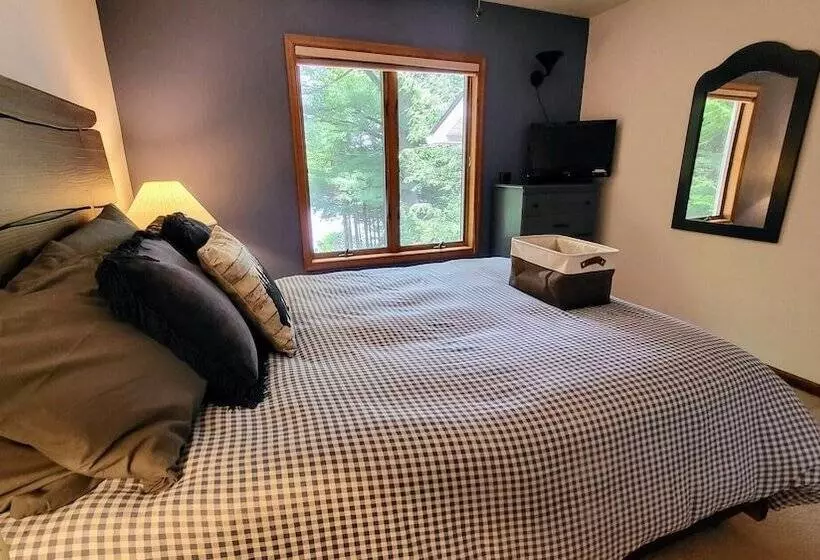 Tranquil Waterside By Avantstay Lakefront + Dock, Game Room, Views