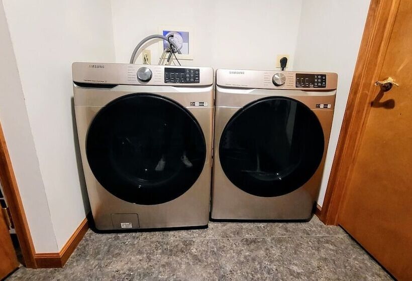 Tranquil Waterside By Avantstay Lakefront + Dock, Game Room, Views