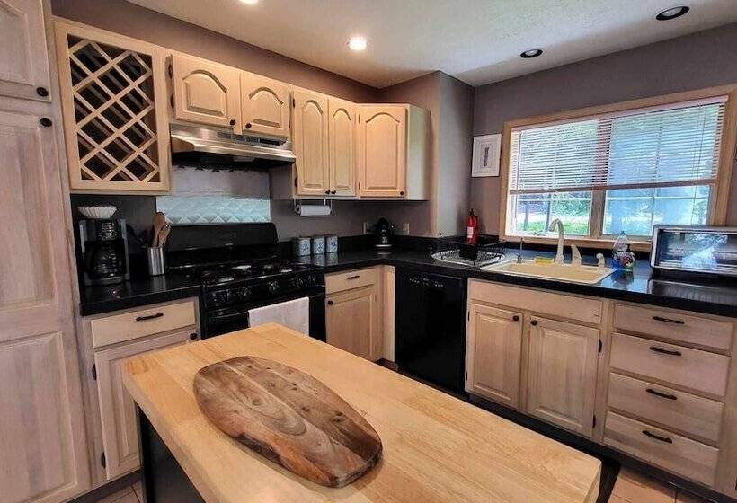 Tranquil Waterside By Avantstay Lakefront + Dock, Game Room, Views