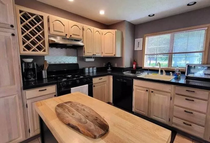 Tranquil Waterside By Avantstay Lakefront + Dock, Game Room, Views