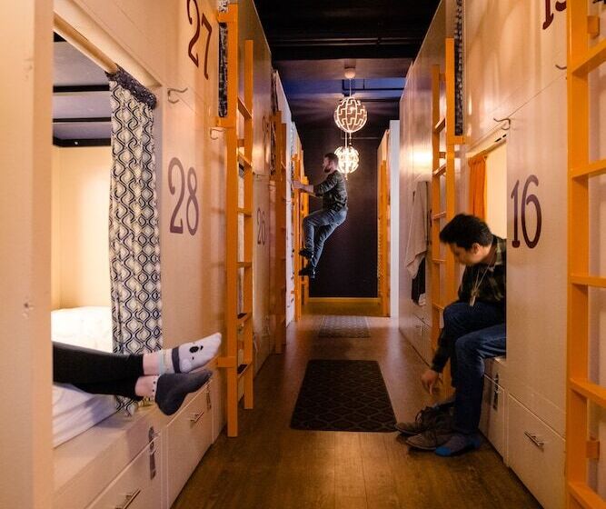 ユースホステル The Bunkhouse