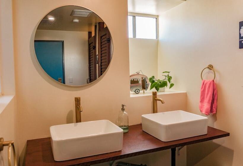 Ith Los Angeles Beach Hostel