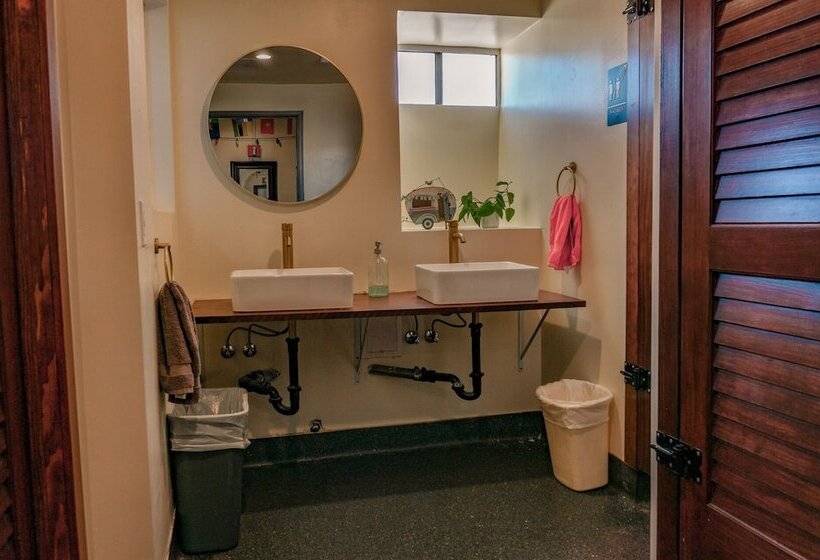 Ith Los Angeles Beach Hostel