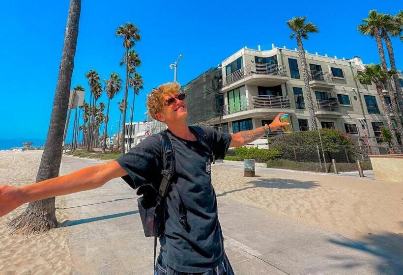 Ith Los Angeles Beach Hostel