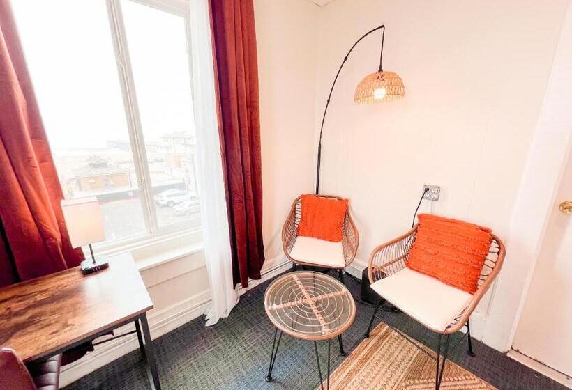 Ith Los Angeles Beach Hostel