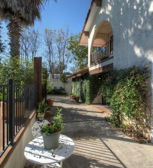 Lakehouse Bed And Breakfast