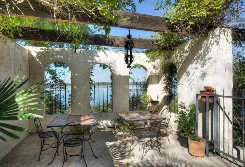 Lakehouse Bed And Breakfast