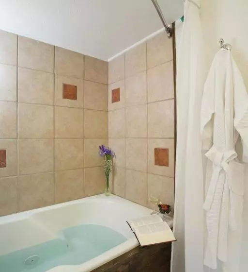 Lakehouse Bed And Breakfast