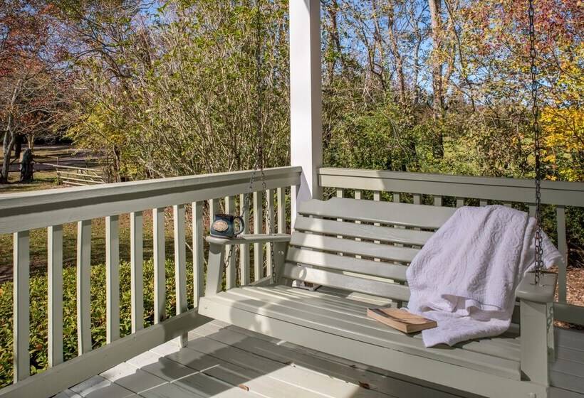 Maison D'memoire Bed & Breakfast Cottages