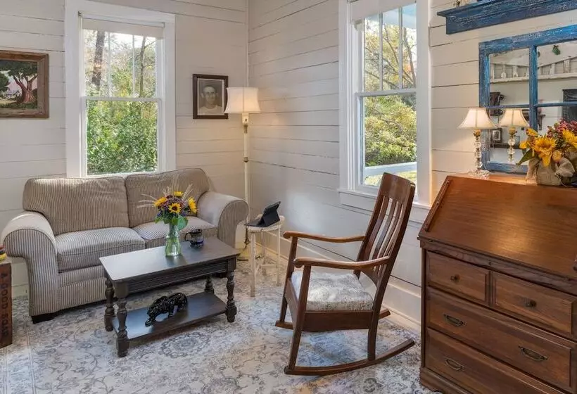 Maison D'memoire Bed & Breakfast Cottages