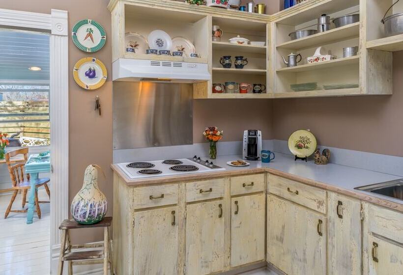 Maison D'memoire Bed & Breakfast Cottages