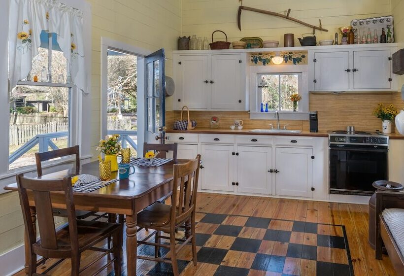 Maison D'memoire Bed & Breakfast Cottages