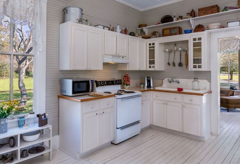 Maison D'memoire Bed & Breakfast Cottages