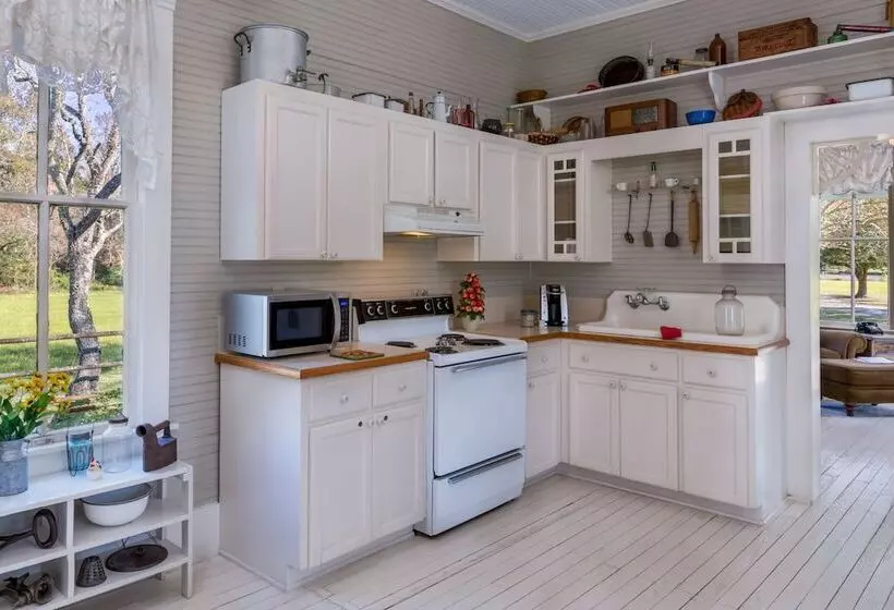 Maison D'memoire Bed & Breakfast Cottages