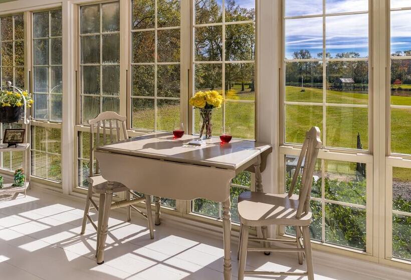 Maison D'memoire Bed & Breakfast Cottages