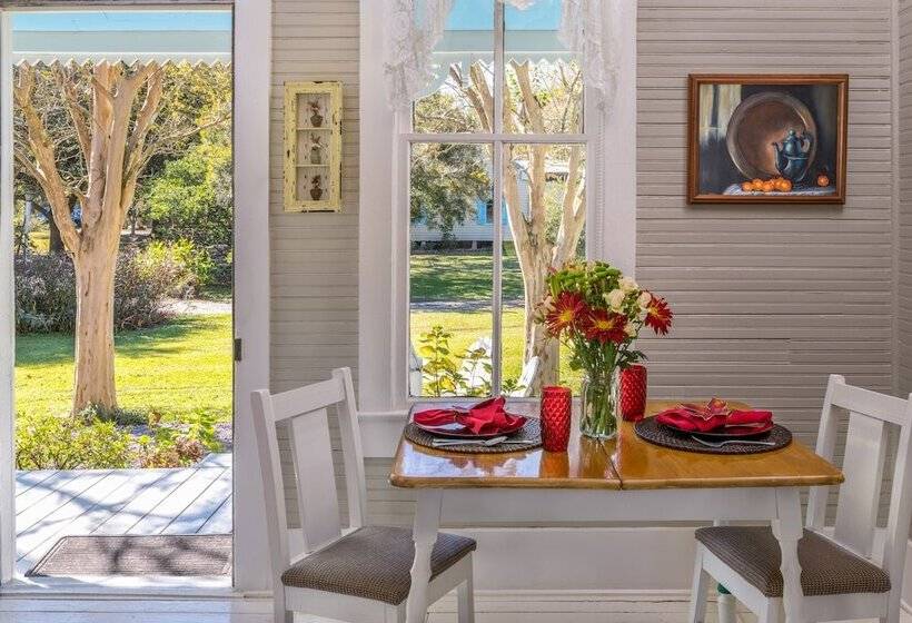 Maison D'memoire Bed & Breakfast Cottages