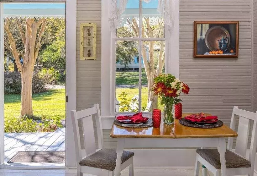 Maison D'memoire Bed & Breakfast Cottages